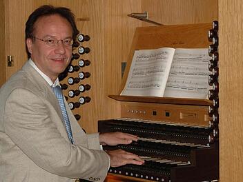 Seit 20 Jahren ein eingespieltes Team die Schuke-Orgel der Herz-Jesu-Stadtpfarrkirche und Stadt-kantor Burkhard Ascherl. Fotos: Peter Klopf