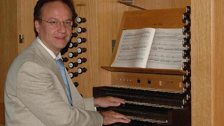 Seit 20 Jahren ein eingespieltes Team die Schuke-Orgel der Herz-Jesu-Stadtpfarrkirche und Stadt-kantor Burkhard Ascherl. Fotos: Peter Klopf
