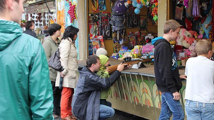 An die Waffen: An der Schießbude wird so mancher Vater zum Kind.