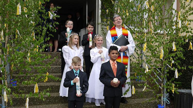 Pfarrweisach — Erstmals zum "Tisch des Herrn" gingen in Pfarrweisach vier Buben und zwei Mädchen. Pater Alfons Blüml hieß sie als "Freunde von Jesus" willkommen. Die Kommunion feierten (jeweils von links) vorne Jakob Pohley und Noah Hommer, Mitte Sophie Kaffer und Cecile Kees, hinten Manuel Lübke und David Hennig. Foto: Klemens Albert