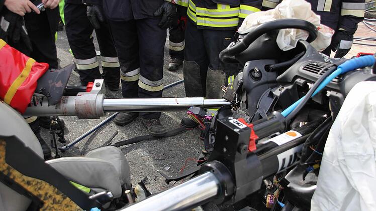 Der Audi wurde mit Rettungsstempeln auseinandergedrückt, damit der eingeklemmte Fahrer befreit werden konnte.