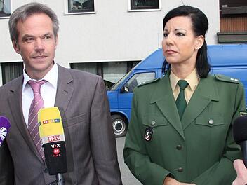 Oberstaatsanwalt Martin Dippold und Polizei-Pressesprecherin Anne Höfer waren am Freitag am Tatort in Wallenfels. Foto: Peter Groscurth