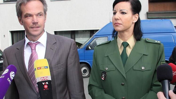Oberstaatsanwalt Martin Dippold und Polizei-Pressesprecherin Anne Höfer waren am Freitag am Tatort in Wallenfels. Foto: Peter Groscurth