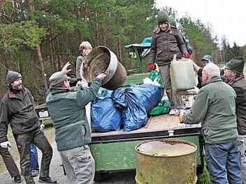 Mit vereinten Kräften räumten die Helfer bei der Hegegemeinschaft Burgpreppach den Unrat in der Flur zusammen und transportierten ihn zur fachgerechten Entsorgung. Foto: Simon Albrecht