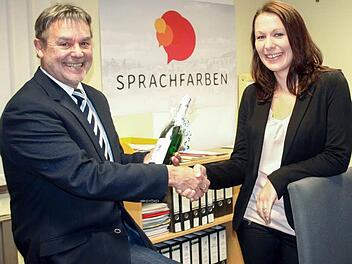 Steinwiesens Bürgermeister Gerhard Wunder - hier mit Carina Ströhlein - ist sehr froh darüber, dass der Internetausbau in seiner Kommune bereits positive Auswirkungen Früchte zeitigt und ein junger Mensch beruflich wieder heimkehren kann.  Foto: Susanne Deuerling