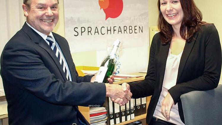 Steinwiesens Bürgermeister Gerhard Wunder - hier mit Carina Ströhlein - ist sehr froh darüber, dass der Internetausbau in seiner Kommune bereits positive Auswirkungen Früchte zeitigt und ein junger Mensch beruflich wieder heimkehren kann.  Foto: Susanne Deuerling