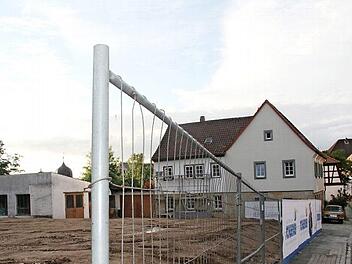 Die Abrissgenehmigung für die Gebäude auf den Grundstücken am Oberen Markt wurde bereits erteilt, jetzt sollen auf den Grundstücken mit der Flurnummer 20, 21, 24, 26, 26/2 und 28 zwei Mehrfamilienhäuser gebaut werden. Über die Gestaltung wird der Gemeinderat noch gesondert beraten