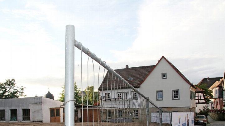 Die Abrissgenehmigung für die Gebäude auf den Grundstücken am Oberen Markt wurde bereits erteilt, jetzt sollen auf den Grundstücken mit der Flurnummer 20, 21, 24, 26, 26/2 und 28 zwei Mehrfamilienhäuser gebaut werden. Über die Gestaltung wird der Gemeinderat noch gesondert beraten