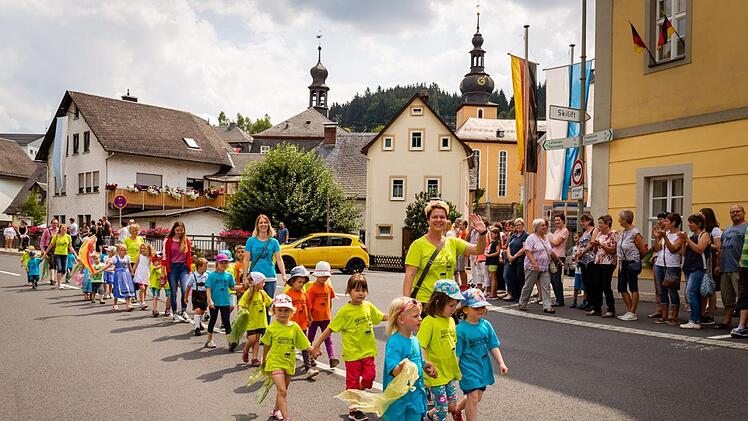 Im bunten Zug geht es durch die geschmückte Stadt.Florian Bauer