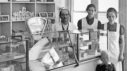 Ernst, Luzie, Rita und (vorn) Wolfgang Blümlein im Milchgeschäft in der Riemenschneiderstraße.  Repro: Wolfgang Blümlein