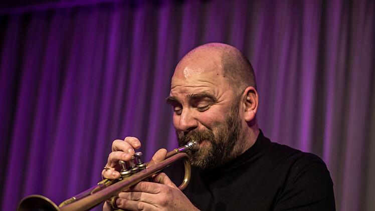 Bemerkenswert vielseitig: Sebastian Studnitzky beeindruckte als Trompeter, Pianist und Klangtüftler bei Leise am Markt in Coburg.Foto: Jochen Berger