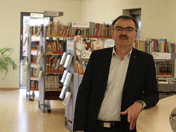 Harald Hofmann in der gemeindlichen B&uuml;cherei im N&uuml;dlinger Rathaus. Gern m&ouml;chte er dort sechs weitere Jahre als B&uuml;rgermeister arbeiten und Projekte angehen. Foto: Steffen Standke