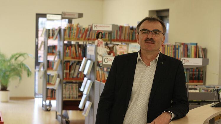 Harald Hofmann in der gemeindlichen B&uuml;cherei im N&uuml;dlinger Rathaus. Gern m&ouml;chte er dort sechs weitere Jahre als B&uuml;rgermeister arbeiten und Projekte angehen. Foto: Steffen Standke