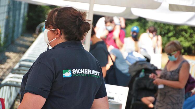 Sicherheit geht vor. Am Eingang des Königsbades sind Masken Pflicht. Foto: Stephan Großmann