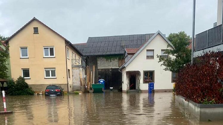 Unwetter in Reichenberg: Straßensperrung und Feuerwehreinsätze durch Hochwasser
