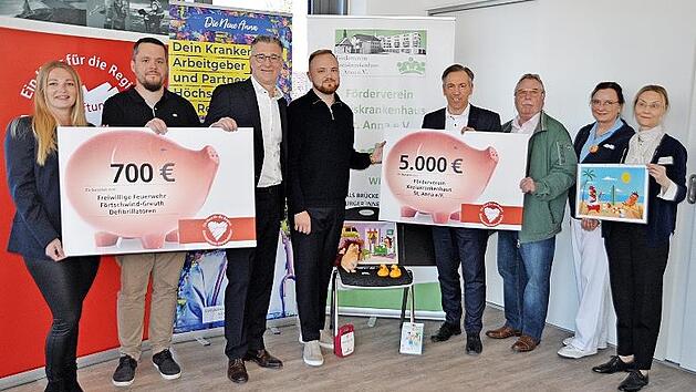 Die &Uuml;bergabe der F&ouml;rderungen (v.&nbsp;l.): Sabrina Z&ouml;berlein (Kassierin der Feuerwehr F&ouml;rtschwind/Greuth), Kai Pospischil (Stiftung der Kreissparkasse H&ouml;chstadt), Matthias Mickmann (Vorsitzender der Sparkasse Erlangen-H&ouml;chstadt-Herzogenaurach), Christi...