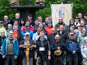 Unser Bild zeigt die Pilgerinnen und Pilger an der Talkirche.