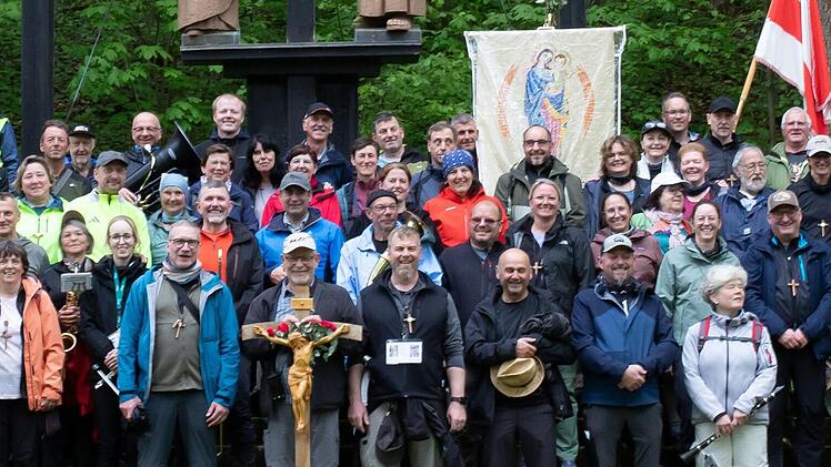 Unser Bild zeigt die Pilgerinnen und Pilger an der Talkirche.