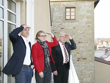 Trotz beängstigender Zahlen blicken sie optimistisch in die Zukunft des Landkreises Haßberge (von rechts): stellvertretender Landrat Siegmund Kerker, Zukunftscoach Tina Büdel und vhs-Geschäftsführer Holger Weininger. Foto: Sabine Weinbeer