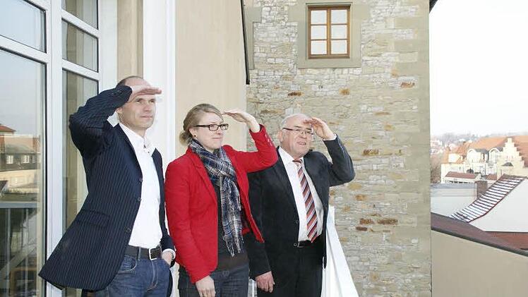 Trotz beängstigender Zahlen blicken sie optimistisch in die Zukunft des Landkreises Haßberge (von rechts): stellvertretender Landrat Siegmund Kerker, Zukunftscoach Tina Büdel und vhs-Geschäftsführer Holger Weininger. Foto: Sabine Weinbeer