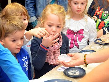 "Süßes oder Saures" diese Frage stellte sich nicht nur für die fünfjährige Mette (Bildmitte), sondern alle Kinder waren gefragt beim museumspädagogischen Programm im Museum Obere Saline.  Foto: Peter Rauch