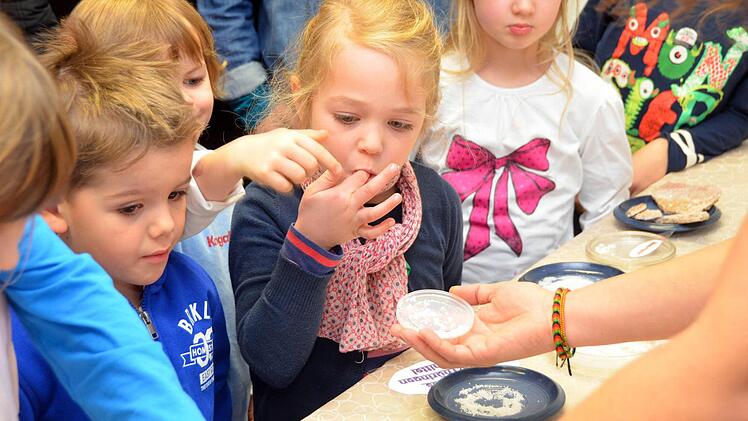 "Süßes oder Saures" diese Frage stellte sich nicht nur für die fünfjährige Mette (Bildmitte), sondern alle Kinder waren gefragt beim museumspädagogischen Programm im Museum Obere Saline.  Foto: Peter Rauch