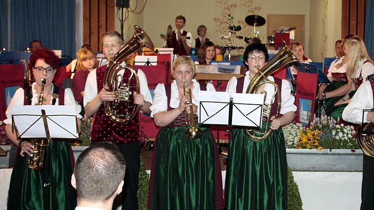 Haindlings Blasmusik in Moll brachte die kleine Besetzung unter der Leitung von Silke Fehn (links) dem Publikum dar, weiter von links: Michael Schneider (Tenorhorn), Caty Serfling (Trompete), Manuela Seiferth (Tenorhorn) und Ewald Fehn (Tuba)