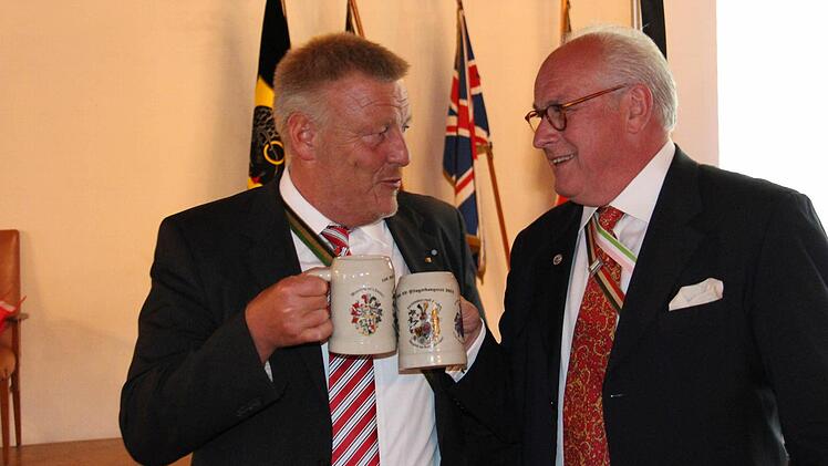 Alt-OB Norbert Kastner beim Anstoßen mit dem CC-Kongressbeauftragten Hans-Georg Schollmeyer.