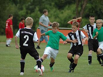 Mit Feuereifer waren die Spieler bei der Mini- Fußball-WM am Samstag bei der Sache. Fotos: Sebastian Schmitt-Mathea