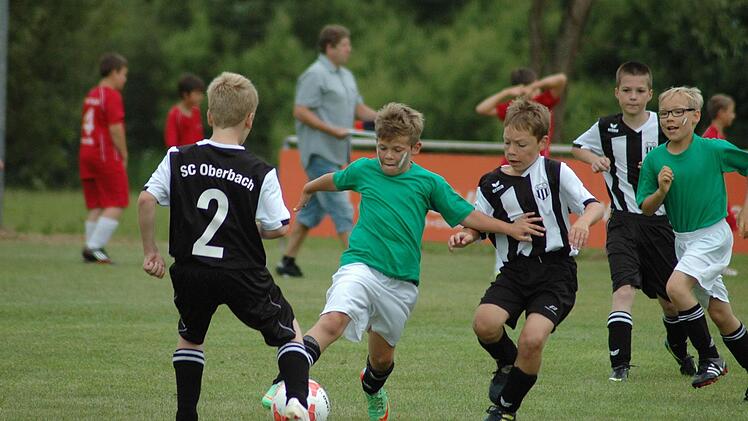 Mit Feuereifer waren die Spieler bei der Mini- Fußball-WM am Samstag bei der Sache. Fotos: Sebastian Schmitt-Mathea