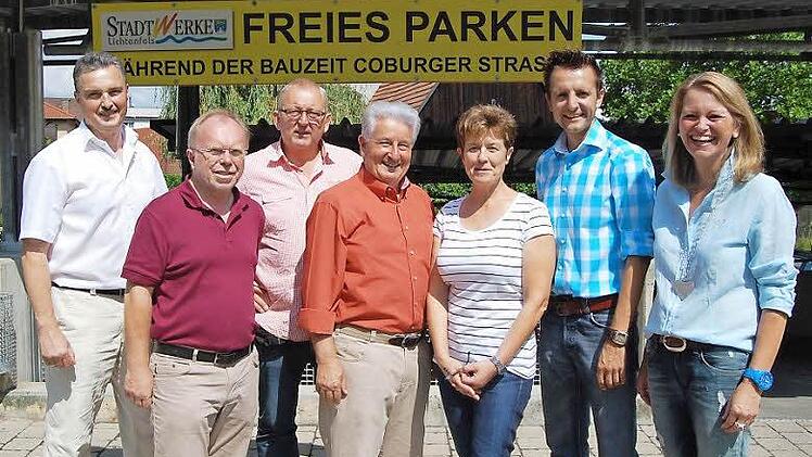 Stadtrat und Verwaltung wollen den Geschäftsleuten entgegenkommen (von links): Dietmar Weiß, Fred Bogdahn, Siegbert Koch, Winfried Weinbeer, Elfriede Fischer, Andreas Hügerich, Sabine Rießner. Foto: Welz