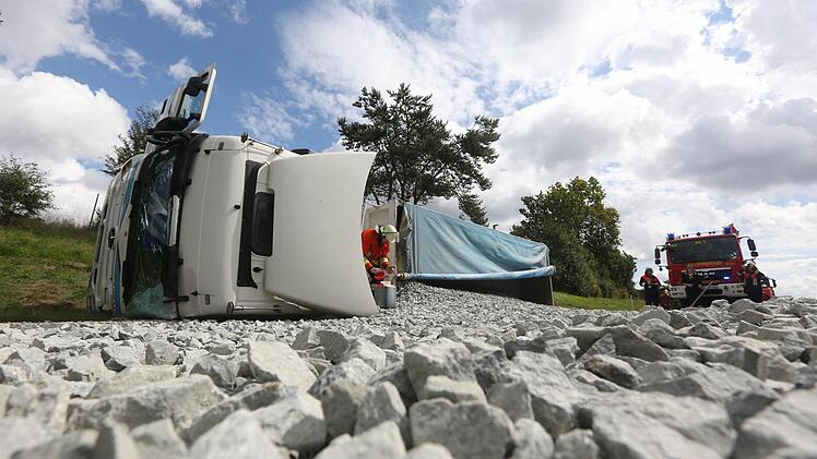 Auf der A70, Bayreuth Richtung Bamberg, ist am Dienstagvormittag ein Lkw nach einem Unfall umgekippt. Foto: News5/Herse