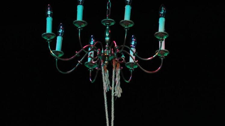 Ohne selbst als Mörderin dazustehen, bleibt Vera Claythorne (Christina Fichtner) nichts anderes übrig, als der Tod durch Erhängen. Foto: Gerda Völk