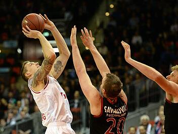 Daniel Theis - hier beim Wurf von Dusko Savanovic attackiert - war Bambergs bester Akteur im M&uuml;nchner Audi Dome.  Foto: dpa