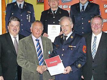 Der Untersteinacher Altbürgermeister Heinz Burges wurde in Würdigung seiner hervorragenden Leistungen auf dem Gebiet des Feuerlöschwesen mit der Bayerischen Feuerwehr-Ehrenmedaille ausgezeichnet. Die Staatliche Auszeichnung für 40 Jahre aktiven Feuerwehrdienst in Gold erhielt Werner Geier. Unser Bild zeigt (von links) Landrat Klaus Peter Söllner, Daniel Nöske, Heinz Burges, Werner Geier, Kreisbrandinspektor Horst Tempel, Alexander Laaber und Bürgermeister Volker Schmiechen. Fotos: Klaus-Peter...