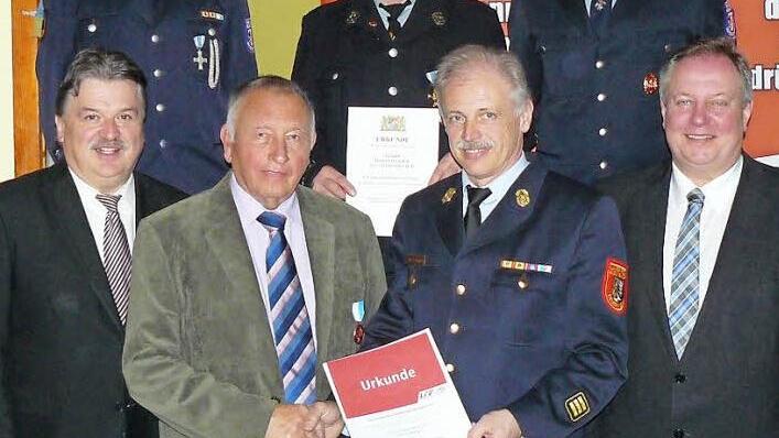 Der Untersteinacher Altbürgermeister Heinz Burges wurde in Würdigung seiner hervorragenden Leistungen auf dem Gebiet des Feuerlöschwesen mit der Bayerischen Feuerwehr-Ehrenmedaille ausgezeichnet. Die Staatliche Auszeichnung für 40 Jahre aktiven Feuerwehrdienst in Gold erhielt Werner Geier. Unser Bild zeigt (von links) Landrat Klaus Peter Söllner, Daniel Nöske, Heinz Burges, Werner Geier, Kreisbrandinspektor Horst Tempel, Alexander Laaber und Bürgermeister Volker Schmiechen. Fotos: Klaus-Peter...