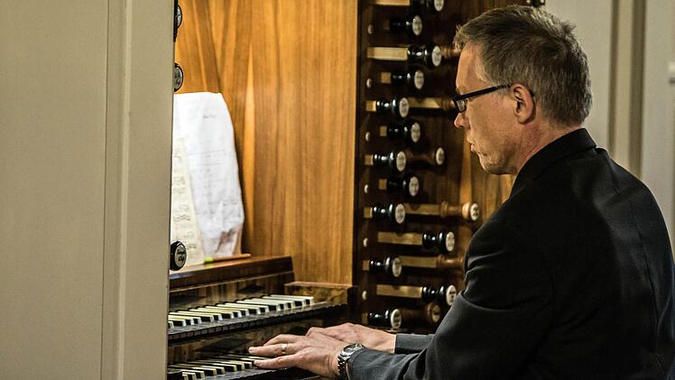 Der Sonneberger Kreiskantor Martin Hütterott gastierte an der Hofmann-Orgel von St. Georg in Neustadt. Foto: Jochen Berger