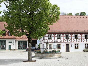 Das Feuerwehrgebäude soll zum Rathaus werden.  Foto: Carmen Schwind