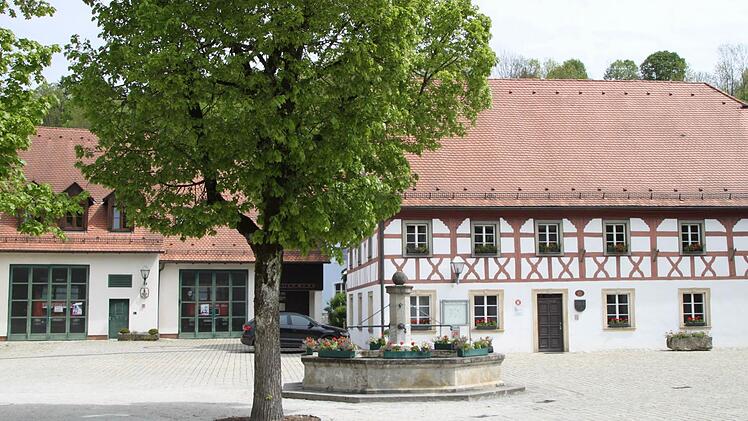 Das Feuerwehrgebäude soll zum Rathaus werden.  Foto: Carmen Schwind