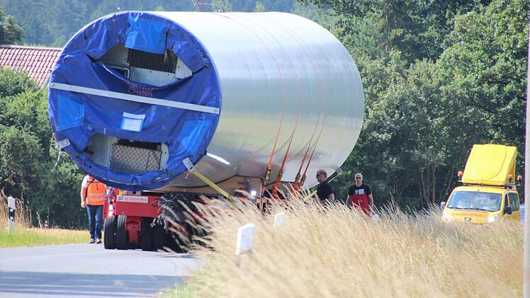 Der Schwertransport auf der Straße Foto: Friedwald Schedel