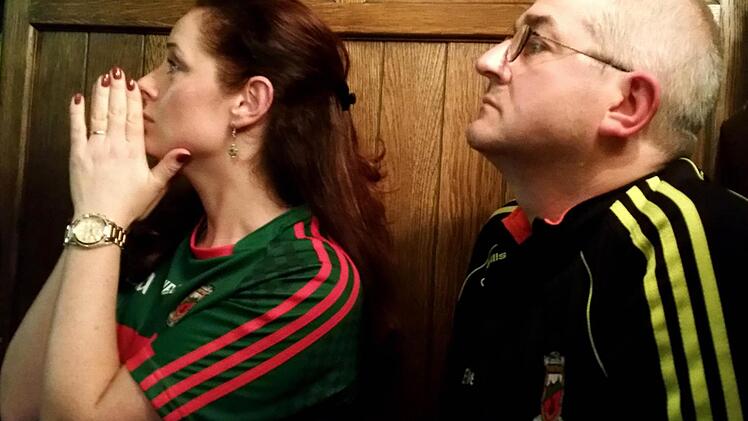 Michael Baynes und seine Frau Colette zittern mit ihrem Team im Pub. Foto: Johanna Blum