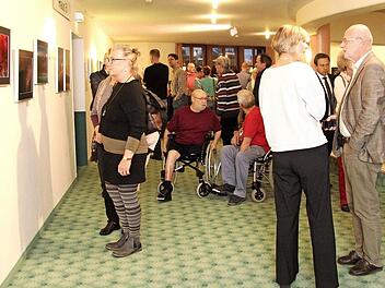 Die Vernissage in der Fachklinik fand bei den Besuchern großen Zuspruch.  Fotos: Richard Sänger