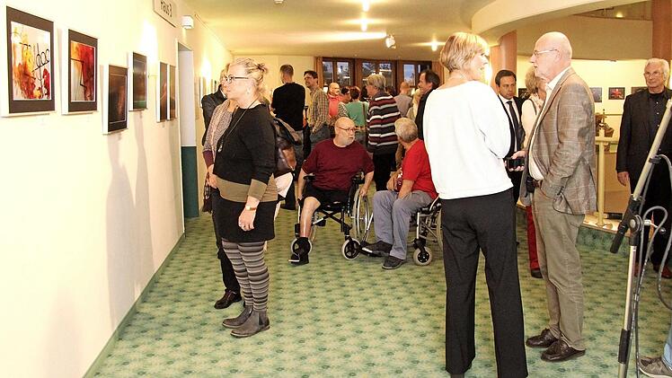 Die Vernissage in der Fachklinik fand bei den Besuchern großen Zuspruch.  Fotos: Richard Sänger