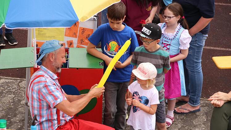 Verblüffende Tricks des Zauberers erstaunten vor allem die Kinder.Helmut Will