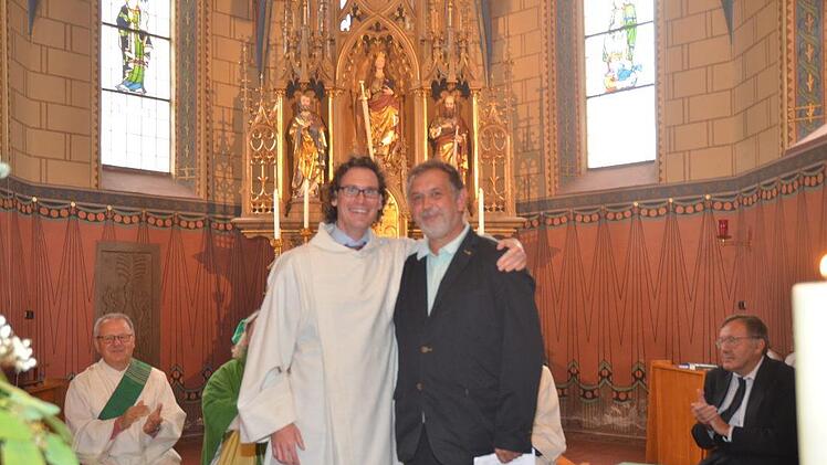 Mit herzlichen Dankesworten wurde Gemeindereferent Matthias Beck (links) von Oliver Kraus im Namen des Seelsorgebereichsbeirates verabschiedet. K.- H. Hofmann