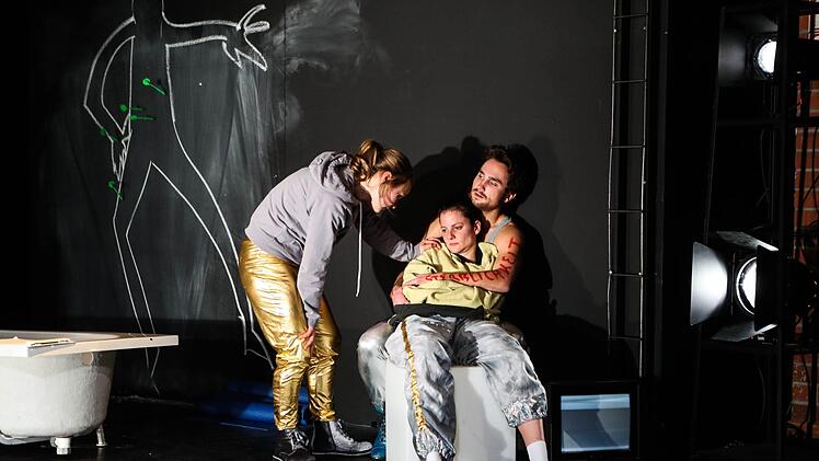 Szene aus "4.48 Psychose" im Coburger Theater in der Reithalle Foto:  Henning Rosenbusch