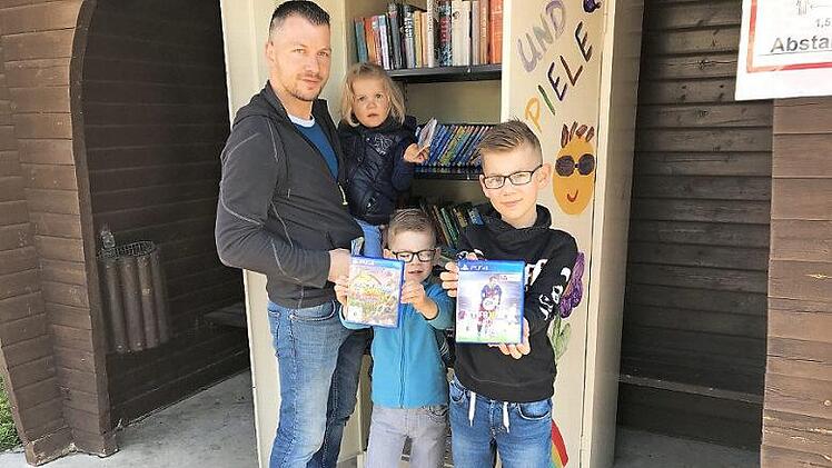 Leon (r.), Nico und Anna sind froh, dass Papa Sebastian eine tolle Idee umgesetzt hat.  Fotos: Michael Busch