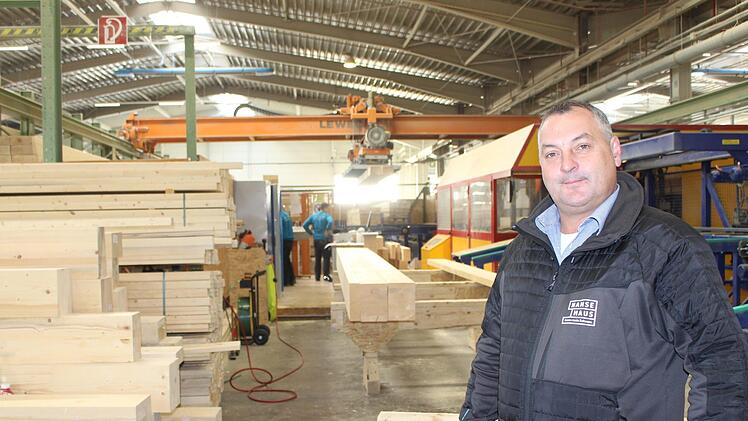 Betriebsratsvorsitzender Christian Limpert in der Produktionshalle von Hanse Haus am Buchrasen. Foto: Julia Raab