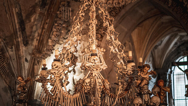 Kutn&aacute; Hora Beinhaus Sedlec Kostnice Ossarium Knochenkirche Knochenkapelle Kronleuchter Knochen-Kronleuchter Chandelier Innenraum Sch&auml;del Knochen Menschenknochen Dekoration Ornament Kunst Handwerk Memento Mori Verg&auml;nglichkeit Makaber Faszination Dark Tourism Horror Reiseziele Europa Gruselige Orte Tschechien Kirche Kapelle Barock Gotik Fotomotiv G&auml;nsehaut Unheimlich Reise Inspiration