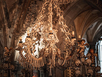 Kutn&aacute; Hora Beinhaus Sedlec Kostnice Ossarium Knochenkirche Knochenkapelle Kronleuchter Knochen-Kronleuchter Chandelier Innenraum Sch&auml;del Knochen Menschenknochen Dekoration Ornament Kunst Handwerk Memento Mori Verg&auml;nglichkeit Makaber Faszination Dark Tourism Horror Reiseziele Europa Gruselige Orte Tschechien Kirche Kapelle Barock Gotik Fotomotiv G&auml;nsehaut Unheimlich Reise Inspiration
